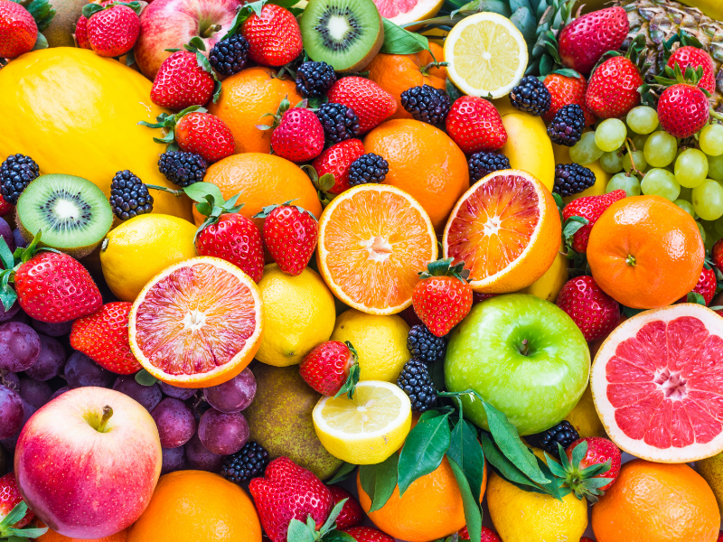 Jedzenie owoców na noc. Jakie można, a jakich lepiej unikać?